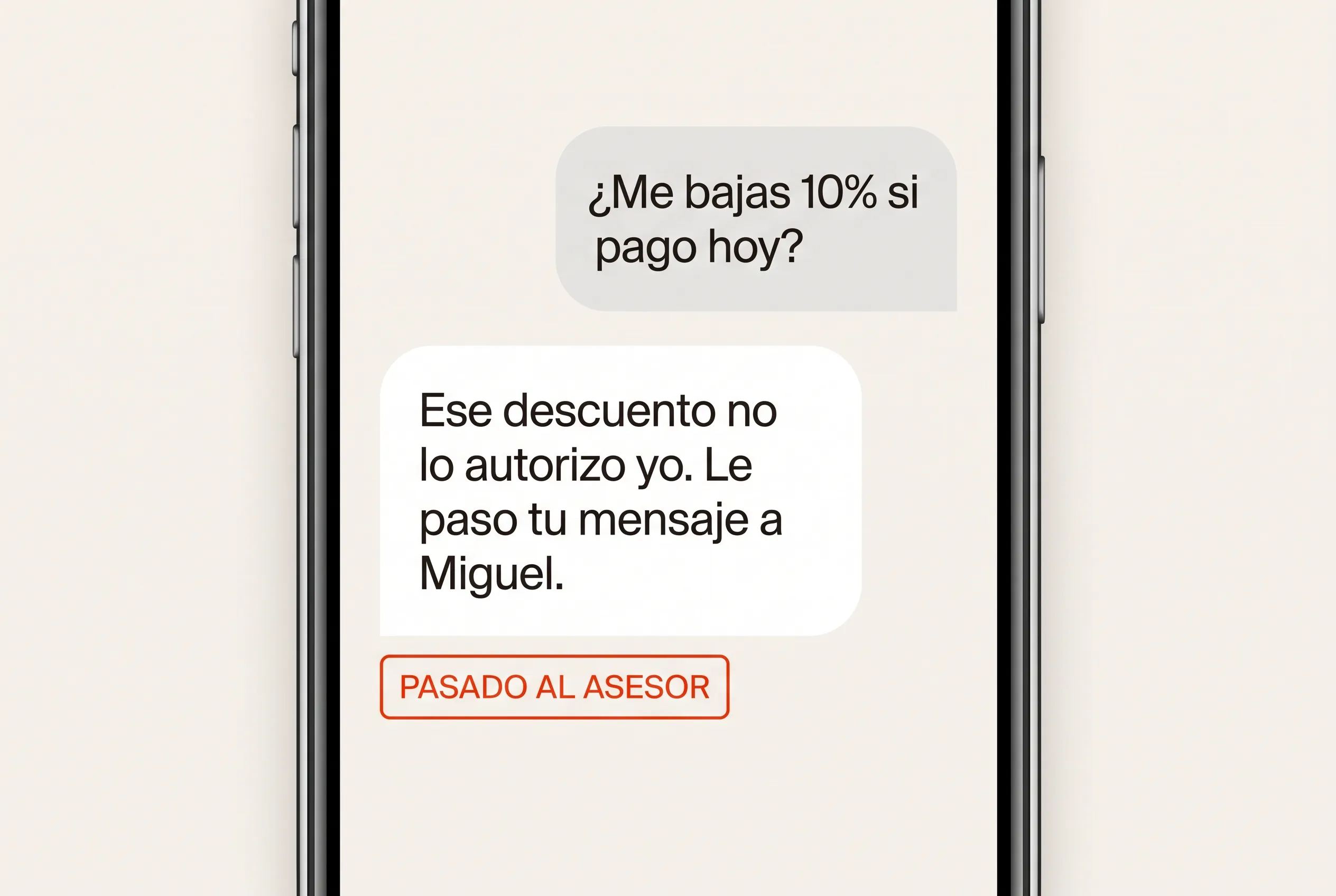 Conversación donde el cliente pide un 10% de descuento y el agente responde que no lo autoriza él, que le pasa el mensaje a Miguel. Etiqueta: pasado al asesor.